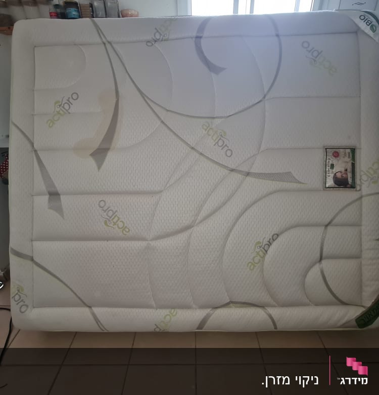 מזרן עומד בחדר עם רצפת קרמיקה